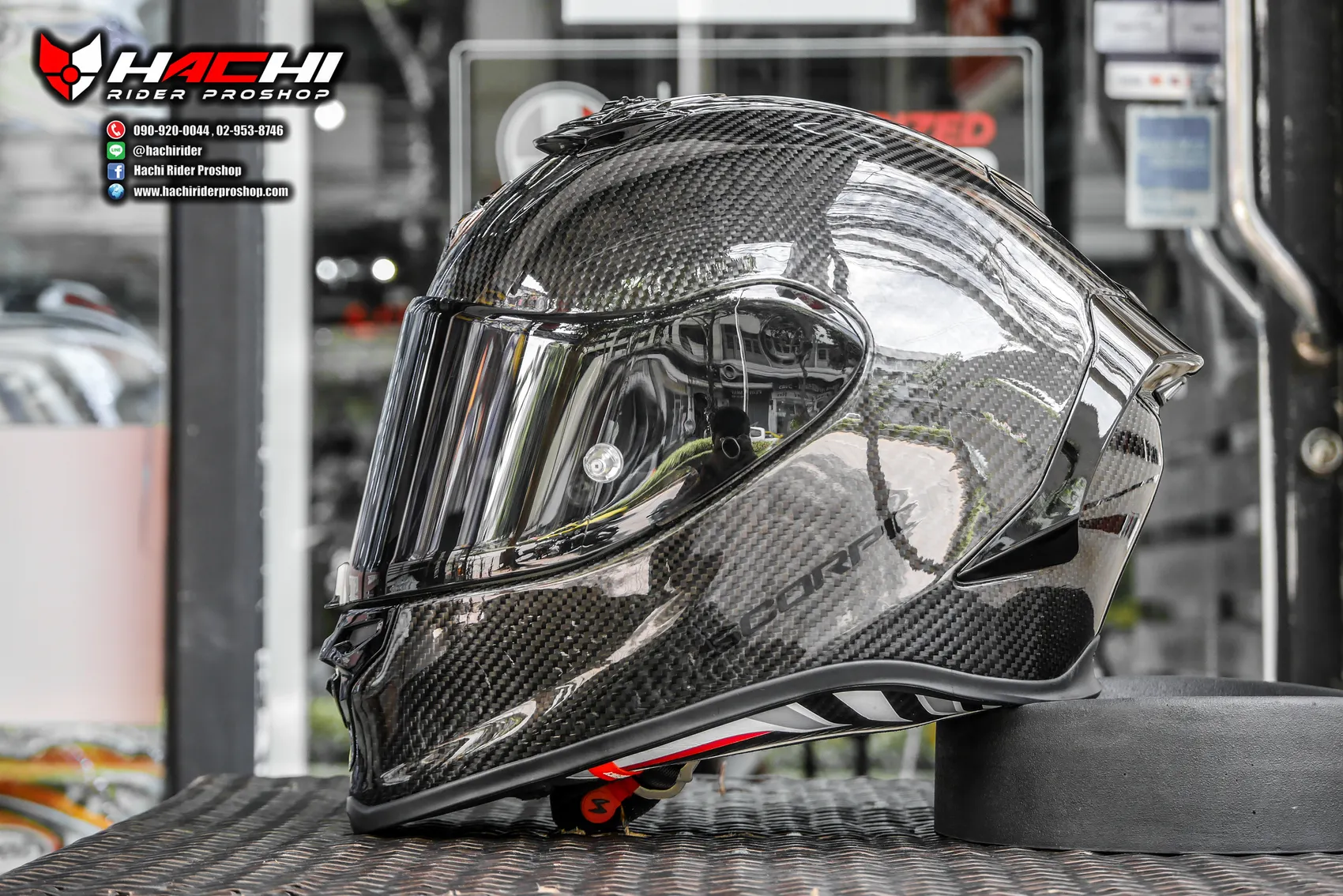 SCORPION EXO R1 EVO CARBON AIR - Gloss Black (1) SCORPION EXO R1 EVO CARBON AIR - Gloss Black - Image 1